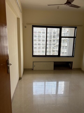 Room in 2 BHK Apartment at Goyal Green Woods, Andheri East – for Rent