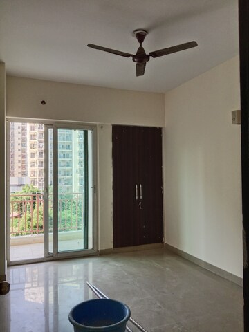Room in 3 BHK Apartment at Mahagun Moderne, Sector 78 – for Rent