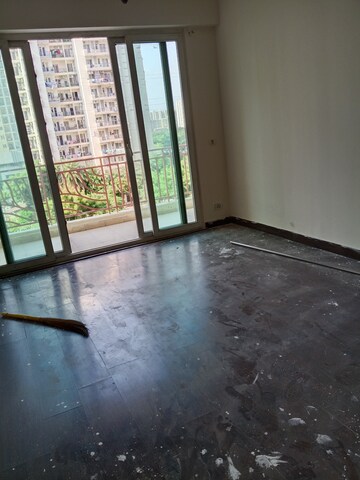 Room in 3 BHK Apartment at Mahagun Moderne, Sector 78 – for Rent