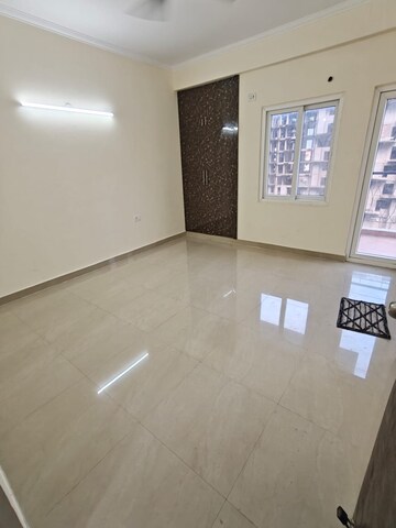 Room in 3 BHK Apartment at Antriksh Golf Link, Sector 1 Greater Noida – for Rent