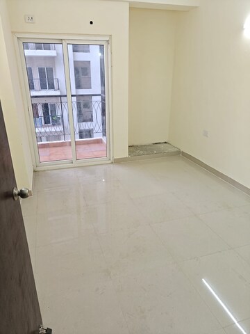 Room in 3 BHK Apartment at Antriksh Golf Link, Sector 1 Greater Noida – for Rent