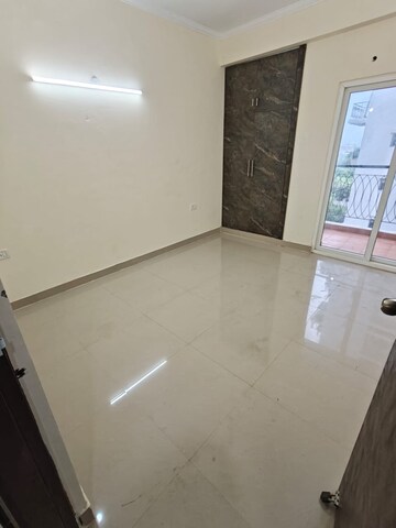 Room in 3 BHK Apartment at Antriksh Golf Link, Sector 1 Greater Noida – for Rent