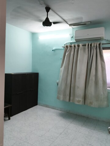 Bedroom in 1.5 BHK Apartment at Vile Parle West – for Rent