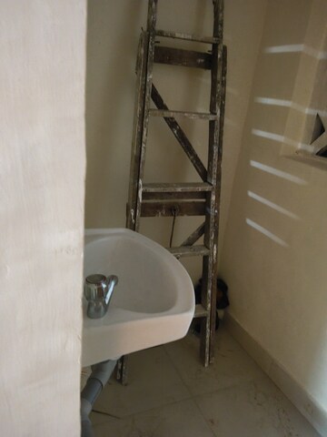Attached Bathroom in 1 RK Apartment at Vile Parle West – for Rent