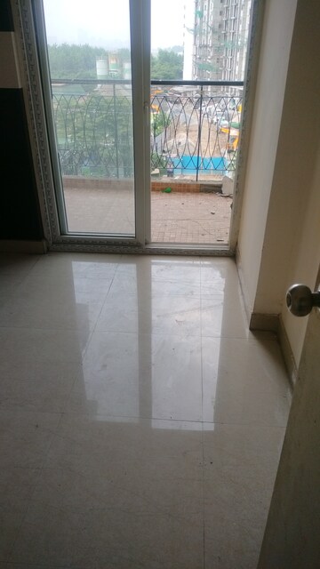 Room in 2 BHK Apartment at Antriksh Golf Link, Sector 1 Greater Noida – for Rent