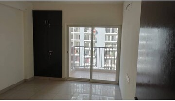 Room in 3 BHK Apartment at Panchsheel Greens II, Sector 16 Greater Noida – for Rent