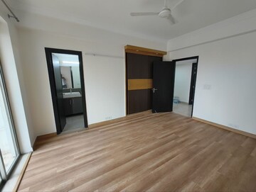 Room in 4 BHK Apartment at Parsvnath Exotica, Sector 53 – for Rent