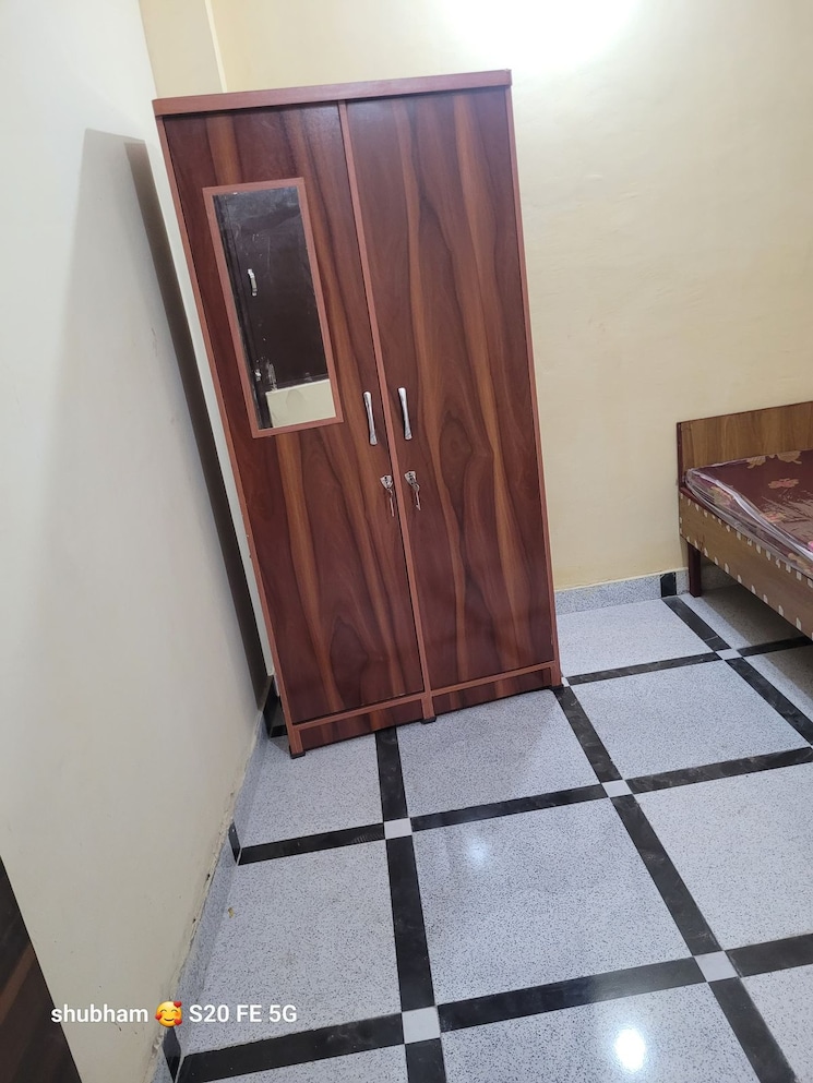 Room, sector 73 Pg For Boys & Girls In Sector 73 9162879