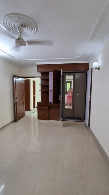 Room in 3 BHK Apartment at Sarita Vihar Pocket-C RWA, Sarita Vihar – for Rent