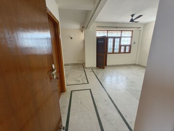 Building Lobby in 3.5 BHK Apartment at Professors Enclave, Sector 56 – for Rent