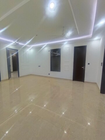 Room in 4 BHK Builder Floor at Green Fields Colony – for Sale