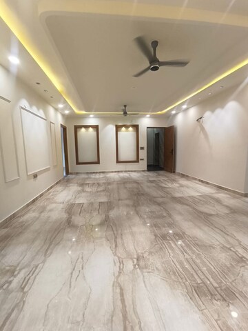Room in 4 BHK Builder Floor at Green Fields Colony – for Sale