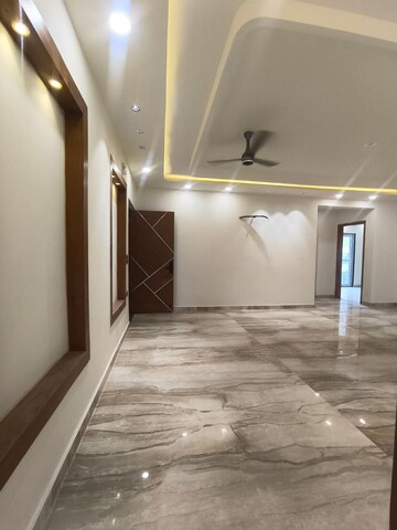Building Lobby in 4 BHK Builder Floor at Green Fields Colony – for Sale