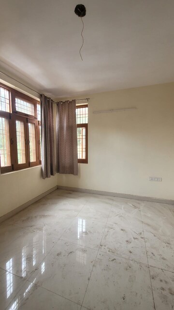 Room in 3 BHK Apartment at Gtb Enclave – for Rent