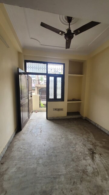 Room in 3 BHK Apartment at Gtb Enclave – for Rent