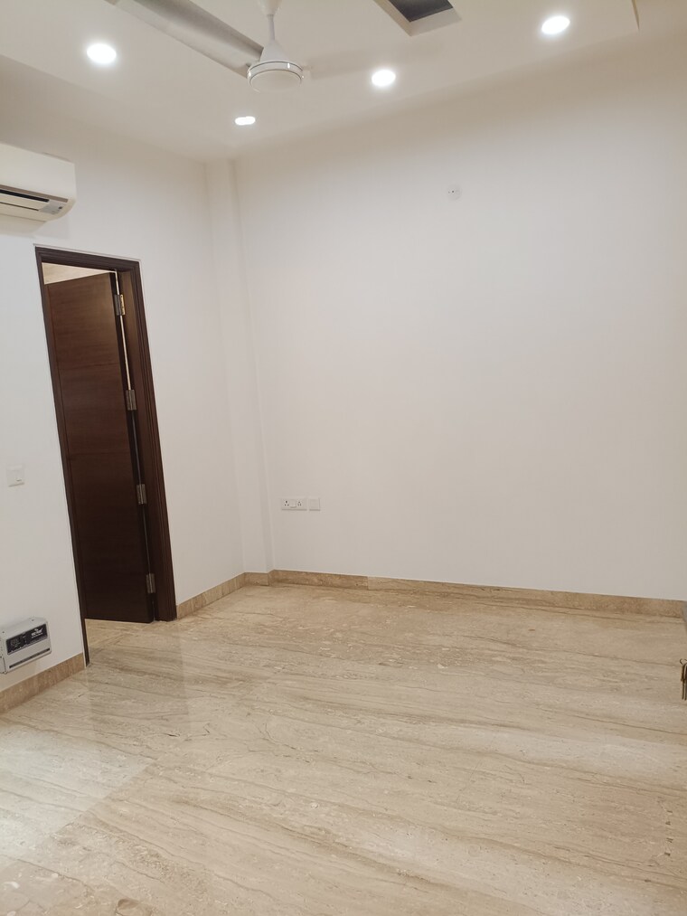 Room, new friends colony 4 Bedroom 300 Sq.Yd. Builder Floor In New Friends Colony Delhi 9163329