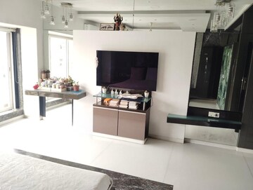 Room in 4 BHK Apartment at Juhu – for Rent