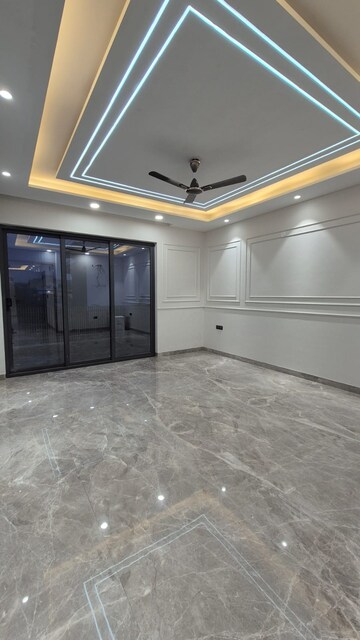 Room in 4 BHK Builder Floor at Sector 21c – for Sale