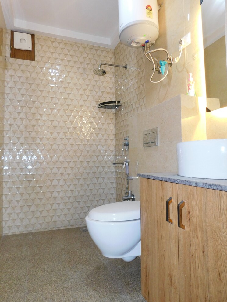 Bathroom, lajpat nagar ii 2 Bedroom 950 Sq.Ft. Builder Floor In Lajpat Nagar ii Delhi 9163441