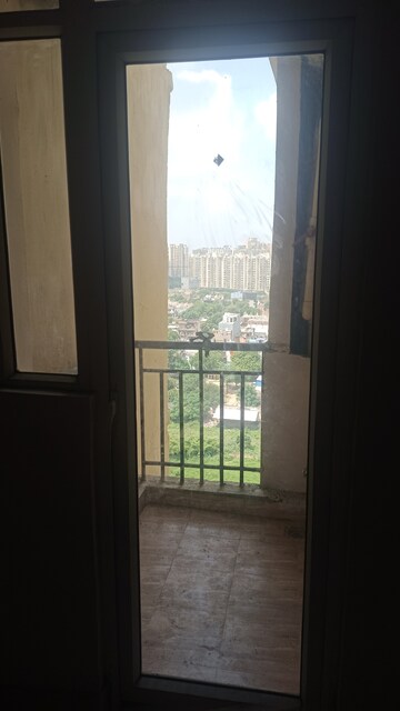 Room in 2 BHK Apartment at Amrapali Golf Homes, Sector 4 Greater Noida – for Rent