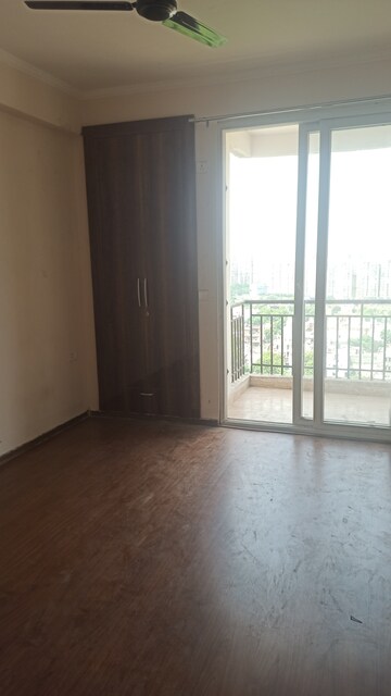 Room in 2 BHK Apartment at Amrapali Golf Homes, Sector 4 Greater Noida – for Rent