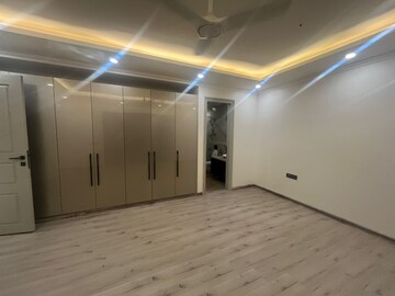 Room in 3 BHK Builder Floor at Sector 52 – for Rent