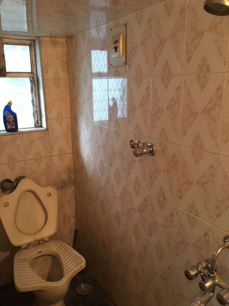 Washroom, thane west Commercial Office Space 320 Sq.Ft. In Thane West Thane 8932521