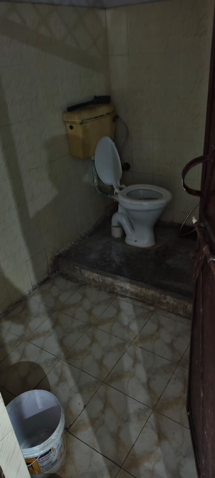 Bathroom, gomti nagar Commercial Office Space 2500 Sq.Ft. In Gomti Nagar Lucknow 9163468