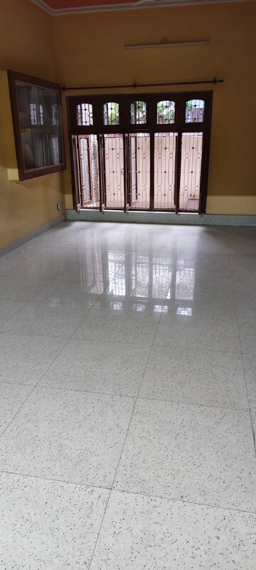 Room in 2 BHK Independent House at Gomti Nagar – for Rent