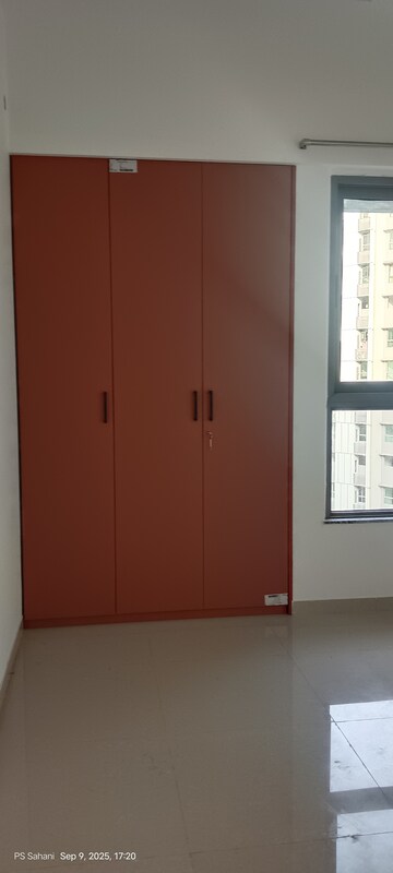 Room in 2 BHK Apartment at Kalpataru Immensa, Kolshet Road – for Rent