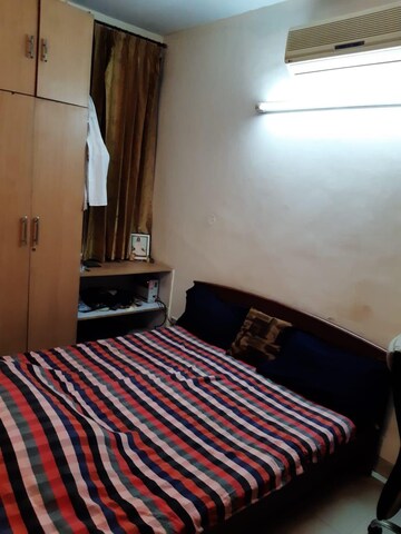 Bedroom in 3 BHK Builder Floor at Dlf City Phase 3 – for Rent