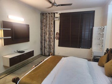 Bedroom in 3 BHK Builder Floor at DLF Atria, Dlf Phase ii – for Rent