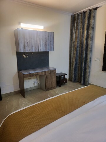 Furnished Amenities in 3 BHK Builder Floor at DLF Atria, Dlf Phase ii – for Rent