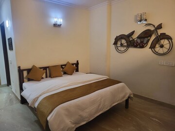 Bedroom in 3 BHK Builder Floor at DLF Atria, Dlf Phase ii – for Rent