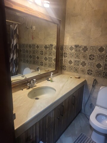 Master Bedroom in 3 BHK Builder Floor at DLF Atria, Dlf Phase ii – for Rent