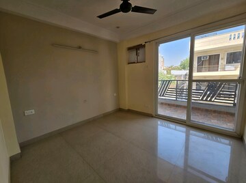 Room in 3 BHK Apartment at Emaar Emerald Estate, Sector 65 – for Rent
