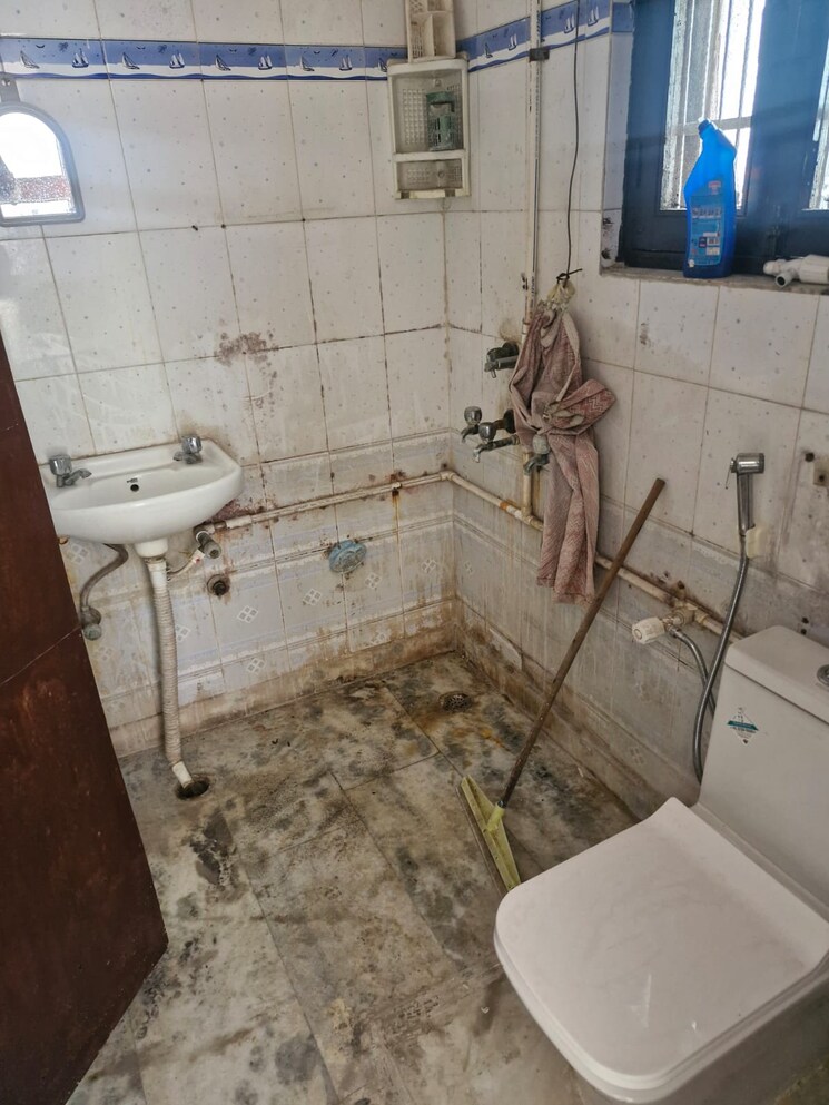 Bathroom, rajendra nagar sector 5 3 Bedroom 1500 Sq.Ft. Apartment In Rajendra Nagar Sector 5 Ghaziabad 9163668