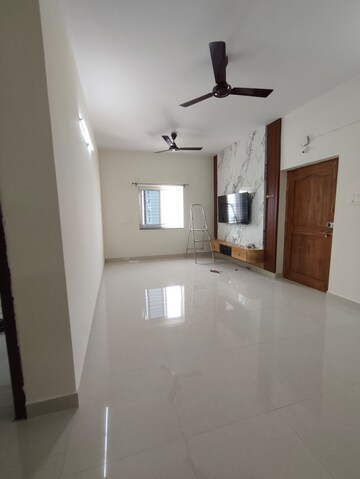 Room in 2 BHK Builder Floor at Hi Tech City – for Rent