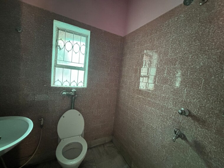 Bathroom, parnasree pally 5 Bedroom 2880 Sq.Ft. Independent House In Parnasree Pally Kolkata 9163791