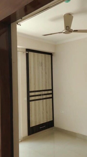 Room in 3 BHK Apartment at Amrapali Golf Homes, Sector 4 Greater Noida – for Rent