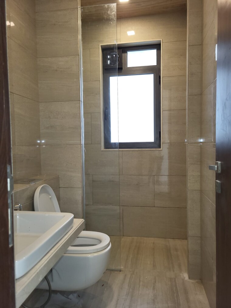 Bathroom, radius-residency-and-anand-bhuvan 4 Bedroom 1500 Sq.Ft. Apartment In Santacruz West Mumbai 9163838