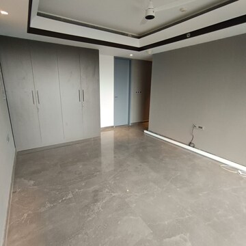 Room in 4 BHK Apartment at Lodha Trump Tower, Kamala Mill – for Rent