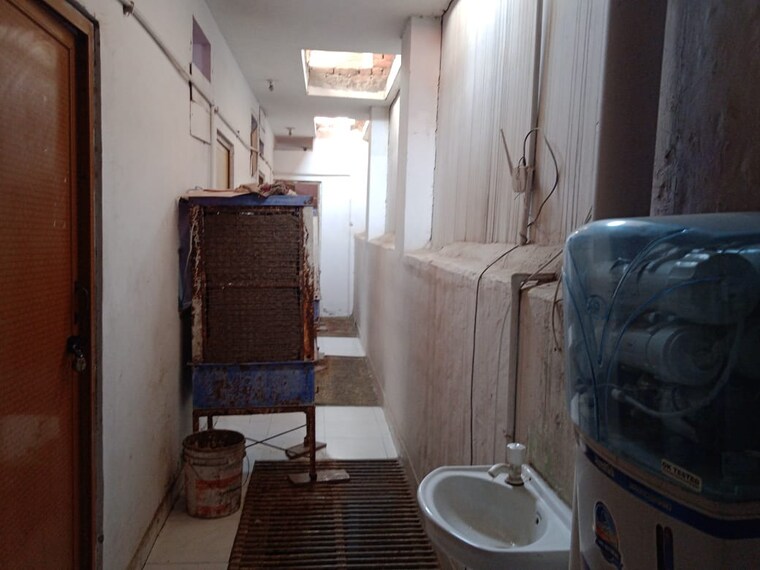 Attached Bathroom, gopal nagar 6+ Bedroom 150 Sq.Yd. Independent House In Gopal Nagar Gurgaon 9163934