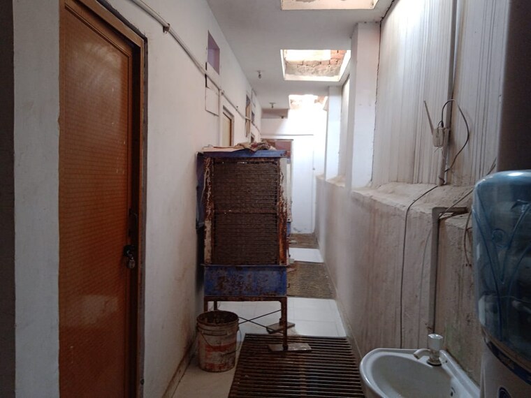 Bathroom, gopal nagar 6+ Bedroom 150 Sq.Yd. Independent House In Gopal Nagar Gurgaon 9163934