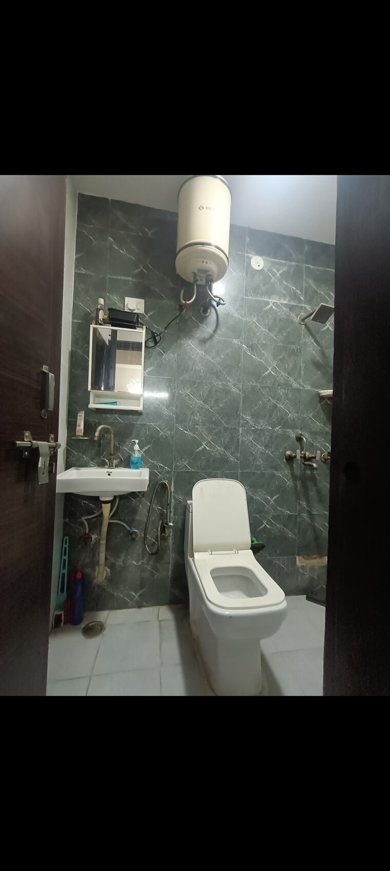 Bathroom, east delhi 2.5 Bedroom 850 Sq.Ft. Builder Floor In East Delhi Delhi 9163979