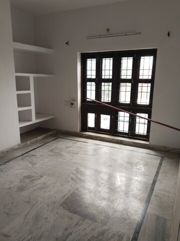 Room in 2.5 BHK Builder Floor at Gomti Nagar – for Rent