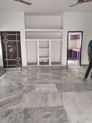 Room in 2.5 BHK Builder Floor at Gomti Nagar – for Rent