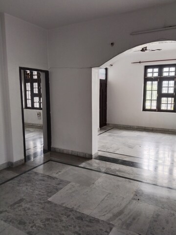 Room in 2.5 BHK Builder Floor at Gomti Nagar – for Rent