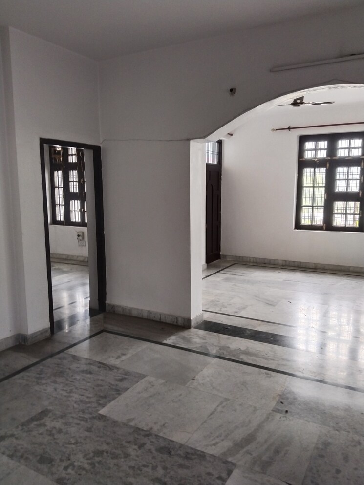 Room, gomti nagar 2.5 Bedroom 2200 Sq.Ft. Builder Floor In Gomti Nagar Lucknow 9164007