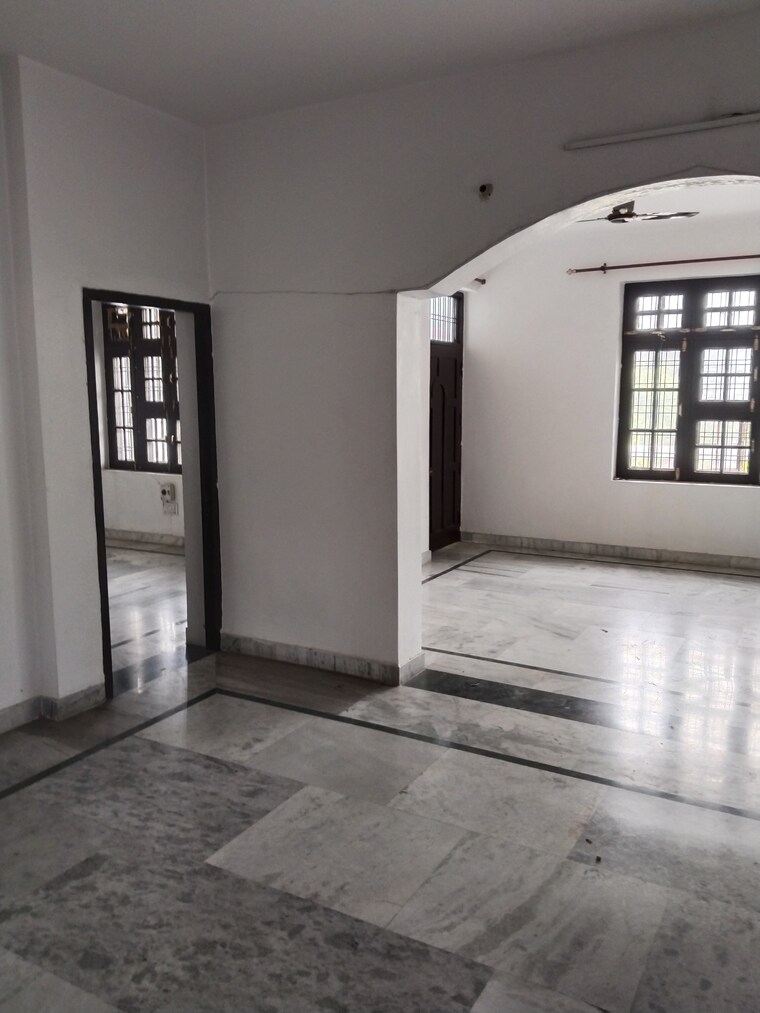 Room, gomti nagar 2.5 Bedroom 2200 Sq.Ft. Builder Floor In Gomti Nagar Lucknow 9164007